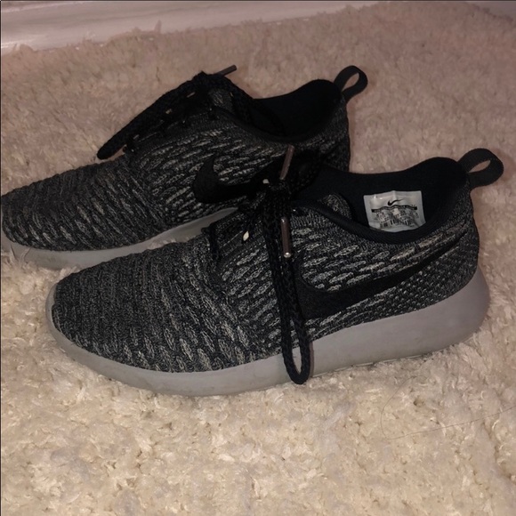 Nike Roshe One Flyknit - Picture 1 of 3